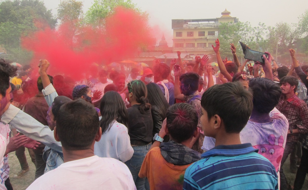 प्रशासनको आग्रहलाई बेवास्ता गर्दै नारायणी नदी किनारमा होलीको भीडभाड (फोटोफिचर)